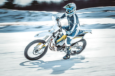 What to pay attention to when riding a dirt bike in snowy weather